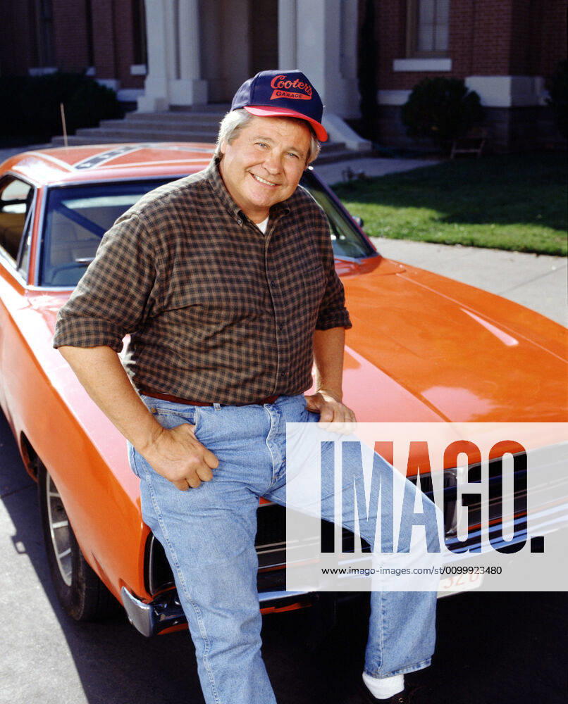 THE DUKES OF HAZZARD: HAZZARD IN HOLLYWOOD, Ben Jones, 2000, (c)Warner Bros. Television courtesy Everett Collection Warner Bros Courtesy Everett Collection !ACHTUNG AUFNAHMEDATUM GESCHÄTZT! PUBLICATIONXNOTxINxCANxCHNxFRAxITAxJPNxNORxPOLxRUSxESPxUKxUSA