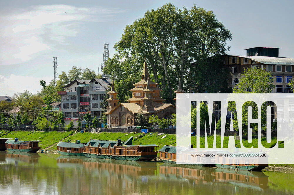 Srinagar, Jammu & Kashmir, India: View of a closed Mosque on the first day of Ramadan during the Coronavirus (COVID-19) lockdown crisis..Mosques and Shrines in Kashmir valley remained closed ahead of the holy month of Ramadan under lockdown and other restrictions to prevent the spread of the coronavirus. Some countries are urging their citizens not to fast so that they can stay healthy amid the pandemic. Srinagar India - ZUMAs197 20200424_zaa_s197_257