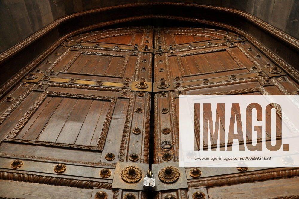Srinagar, Jammu & Kashmir, India: View of closed doors of the historic Grand Mosque or Jamia Masjid on the first day of Ramadan during the Coronavirus (COVID-19) lockdown crisis..Mosques and Shrines in Kashmir valley remained closed ahead of the holy month of Ramadan under lockdown and other restrictions to prevent the spread of the coronavirus. Some countries are urging their citizens not to fast so that they can stay healthy amid the pandemic. Srinagar India - ZUMAs197 20200425_zaa_s197_016