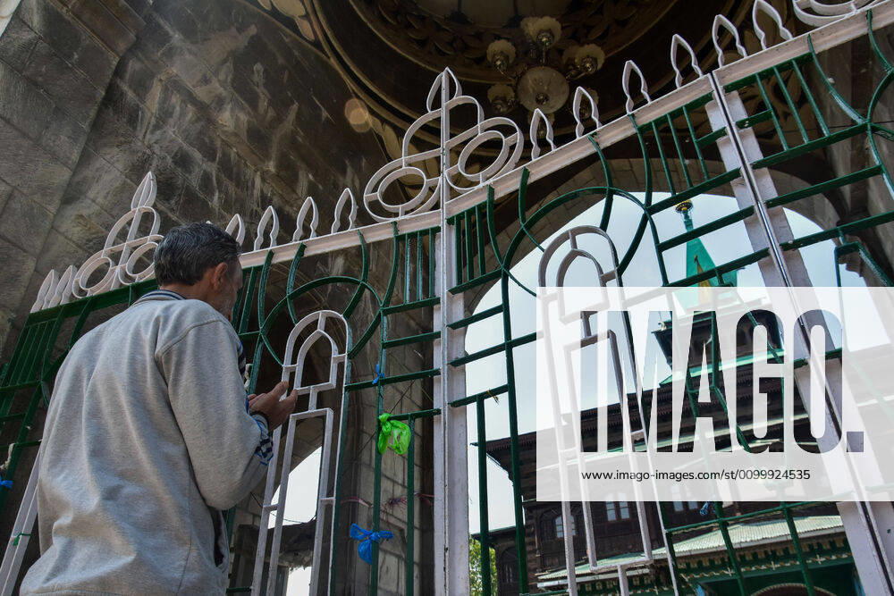 Srinagar, Jammu & Kashmir, India: A Muslim prays outside a closed Shrine on the first day of Ramadan during the Coronavirus (COVID-19) lockdown crisis..Mosques and Shrines in Kashmir valley remained closed ahead of the holy month of Ramadan under lockdown and other restrictions to prevent the spread of the coronavirus. Some countries are urging their citizens not to fast so that they can stay healthy amid the pandemic. Srinagar India - ZUMAs197 20200425_zaa_s197_018
