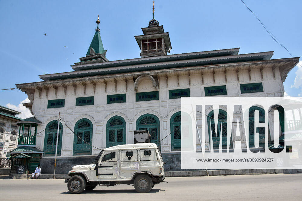 Srinagar, Jammu & Kashmir, India: A police vehicle patrols outside a closed Shrine on the first day of Ramadan during the Coronavirus (COVID-19) lockdown crisis..Mosques and Shrines in Kashmir valley remained closed ahead of the holy month of Ramadan under lockdown and other restrictions to prevent the spread of the coronavirus. Some countries are urging their citizens not to fast so that they can stay healthy amid the pandemic. Srinagar India - ZUMAs197 20200425_zaa_s197_019