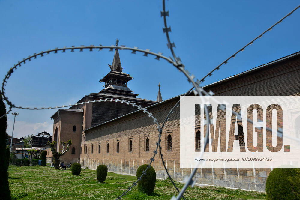 Srinagar, Jammu & Kashmir, India: View of a closed historic Grand Mosque or Jamia Masjid on the first day of Ramadan during the Coronavirus (COVID-19) lockdown crisis..Mosques and Shrines in Kashmir valley remained closed ahead of the holy month of Ramadan under lockdown and other restrictions to prevent the spread of the coronavirus. Some countries are urging their citizens not to fast so that they can stay healthy amid the pandemic. Srinagar India - ZUMAs197 20200425_zaa_s197_022