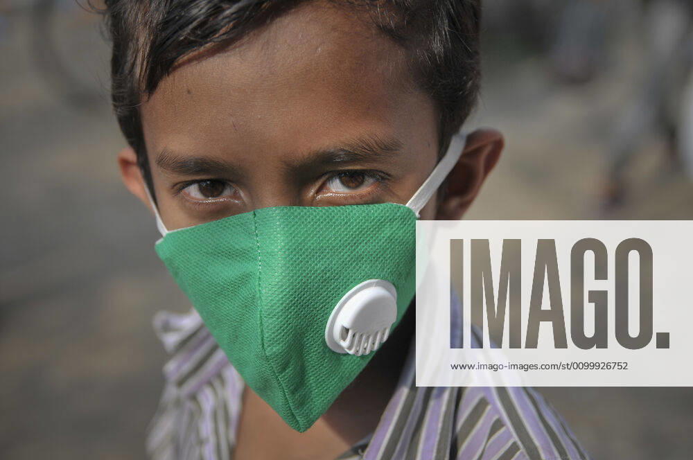 Coronavirus, Eindrücke aus Bangladesch April 25, 2020: A littleboy wearing mask in the street of Sylhet, Bangladesh as a preventive measure against the spread of the COVID-19 corona virus - ZUMAr143 20200425_zap_r143_003