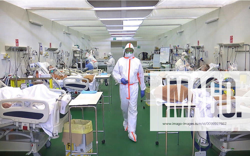 Coronavirus in Italien, EindrÃ¼cke aus Brescia LOMBARDY, ITALY - APRIL 25, 2020: Pictured in this video grab are medical staff members in protective gear in an intensive care unit in a field hospital in Bergamo. Russian military medics have helped Italian medical staff to cure 40 patients suffering from the novel coronavirus disease (COVID-19). Additionally, a team of Italian and Russian CBRN defence specialists have disinfected the indoor premises of three medical institutions and surrounding roads in the neighbouring city of Brescia. Russia has sent military virologists, epidemiologists and CBRN defence specialists to Italy to help battle the pandemic of the novel coronavirus disease (COVID-19). Video grab. The Defence Ministry of the Russian Federation TASS TS0D7075