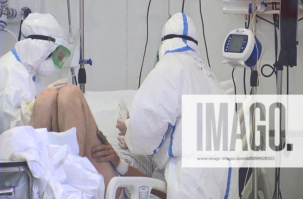Coronavirus in Italien, EindrÃ¼cke aus Brescia LOMBARDY, ITALY - APRIL 25, 2020: Pictured in this video grab are medical staff members in protective gear in an intensive care unit in a field hospital in Bergamo. Russian military medics have helped Italian medical staff to cure 40 patients suffering from the novel coronavirus disease (COVID-19). Additionally, a team of Italian and Russian CBRN defence specialists have disinfected the indoor premises of three medical institutions and surrounding roads in the neighbouring city of Brescia. Russia has sent military virologists, epidemiologists and CBRN defence specialists to Italy to help battle the pandemic of the novel coronavirus disease (COVID-19). Video grab. The Defence Ministry of the Russian Federation TASS TS0D7074