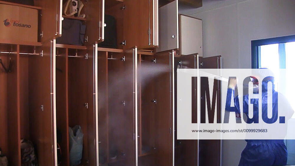 Coronavirus in Italien, Eindrücke aus Brescia LOMBARDY, ITALY - APRIL 25, 2020: Pictured in this video grab is a Russian military officer in protective gear spraying disinfectant a health care residence in the province of Brescia. Russian Army chemical, biological and radiological defence specialists and their Italian colleagues are currently involved in the disinfection of care homes for the elderly in the municipalities of Orzinuovi, Orzivecchi and Barbariga in the province of Brescia. Russia has sent military virologists, epidemiologists and CBRN defence specialists to Italy to help battle the pandemic of the novel coronavirus disease (COVID-19). Video grab. The Defence Ministry of the Russian Federation TASS TS0D7077