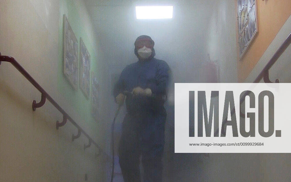 Coronavirus in Italien, Eindrücke aus Brescia LOMBARDY, ITALY - APRIL 25, 2020: Pictured in this video grab is a Russian military officer in protective gear spraying disinfectant a health care residence in the province of Brescia. Russian Army chemical, biological and radiological defence specialists and their Italian colleagues are currently involved in the disinfection of care homes for the elderly in the municipalities of Orzinuovi, Orzivecchi and Barbariga in the province of Brescia. Russia has sent military virologists, epidemiologists and CBRN defence specialists to Italy to help battle the pandemic of the novel coronavirus disease (COVID-19). Video grab. The Defence Ministry of the Russian Federation TASS TS0D7078