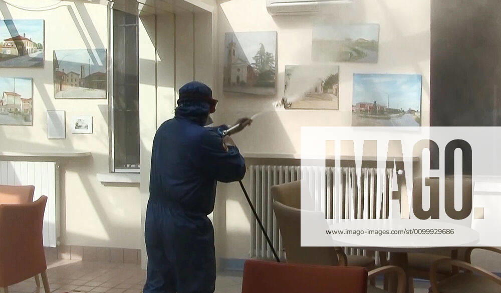 Coronavirus in Italien, Eindrücke aus Brescia LOMBARDY, ITALY - APRIL 25, 2020: Pictured in this video grab is a Russian military officer in protective gear spraying disinfectant a health care residence in the province of Brescia. Russian Army chemical, biological and radiological defence specialists and their Italian colleagues are currently involved in the disinfection of care homes for the elderly in the municipalities of Orzinuovi, Orzivecchi and Barbariga in the province of Brescia. Russia has sent military virologists, epidemiologists and CBRN defence specialists to Italy to help battle the pandemic of the novel coronavirus disease (COVID-19). Video grab. The Defence Ministry of the Russian Federation TASS TS0D7079