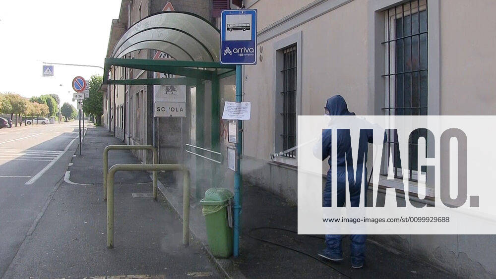 Coronavirus in Italien, Eindrücke aus Brescia LOMBARDY, ITALY - APRIL 25, 2020: Pictured in this video grab is a Russian military officer in protective gear spraying disinfectant on a bus stop at a health care residence in the province of Brescia. Russian Army chemical, biological and radiological defence specialists and their Italian colleagues are currently involved in the disinfection of care homes for the elderly in the municipalities of Orzinuovi, Orzivecchi and Barbariga in the province of Brescia. Russia has sent military virologists, epidemiologists and CBRN defence specialists to Italy to help battle the pandemic of the novel coronavirus disease (COVID-19). Video grab. The Defence Ministry of the Russian Federation TASS TS0D707F