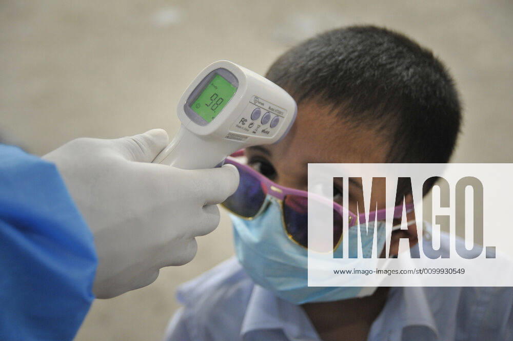 Coronavirus, Eindrücke aus Bangladesch April 25, 2020: Mount Adora Hospital of Sylhet, Bangladesh installed thermal scanners for patients as a preventive measure against the spread of the COVID-19 corona virus. - ZUMAr143 20200425_zap_r143_008
