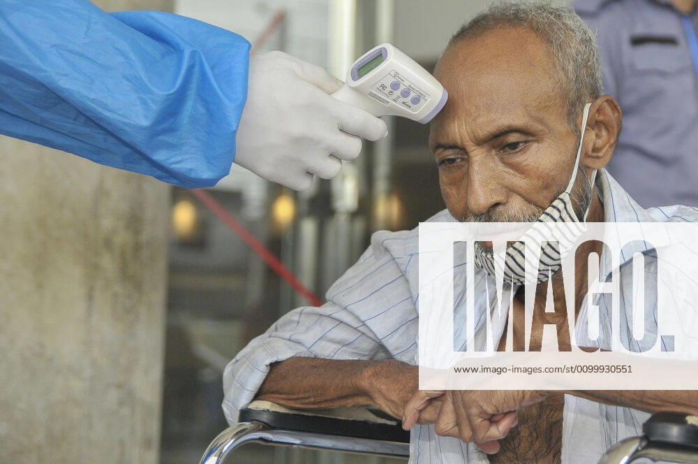 Coronavirus, Eindrücke aus Bangladesch April 25, 2020: Mount Adora Hospital of Sylhet, Bangladesh installed thermal scanners for patients as a preventive measure against the spread of the COVID-19 corona virus. - ZUMAr143 20200425_zap_r143_009