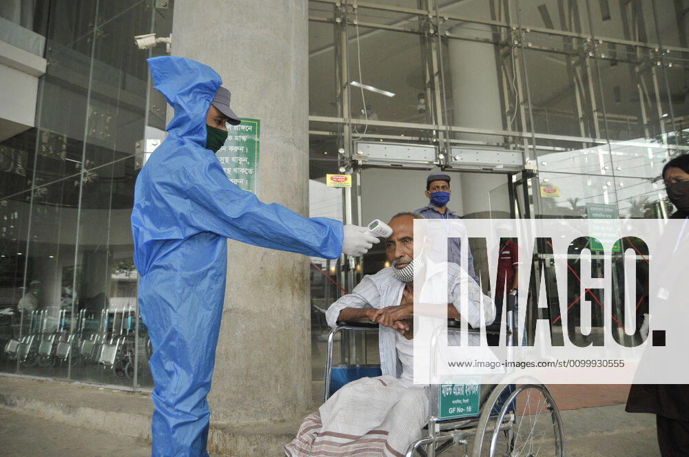 Coronavirus, Eindrücke aus Bangladesch April 25, 2020: Mount Adora Hospital of Sylhet, Bangladesh installed thermal scanners for patients as a preventive measure against the spread of the COVID-19 corona virus. - ZUMAr143 20200425_zap_r143_011