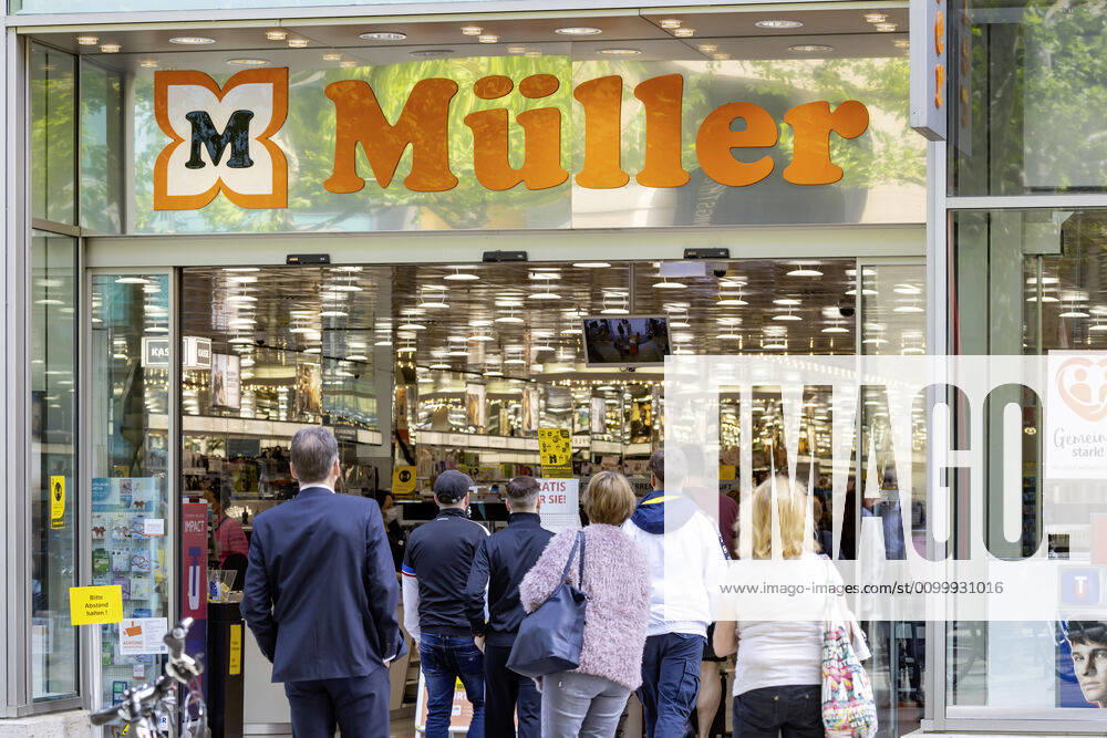 DEU, Germany, Baden Württemberg, Stuttgart, 24 04 2020 Effects of the corona crisis Slowly life is getting back on track Since many shops have reopened, the streets are again full of queues in front of drugstores Trading company Müller
