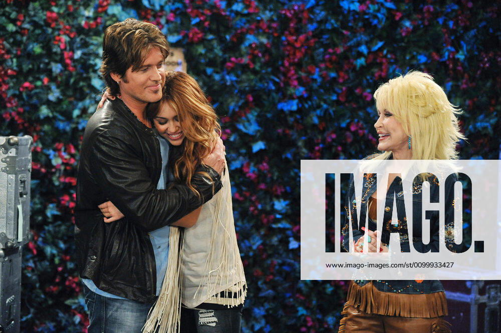HANNAH MONTANA, (from left): Billy Ray Cyrus, Miley Cyrus, Dolly Parton, Kiss It Goodbye , (Season 4, ep. 411, aired Dec. 19, 2010), 2006-11. photo: Eric McCandless Disney Channel Courtesy Everett Collection Disney Channel Courtesy Everett Collection !ACHTUNG AUFNAHMEDATUM GESCHÃ„TZT! PUBLICATIONXNOTxINxCANxCHNxFRAxITAxJPNxNORxPOLxRUSxESPxUKxUSA