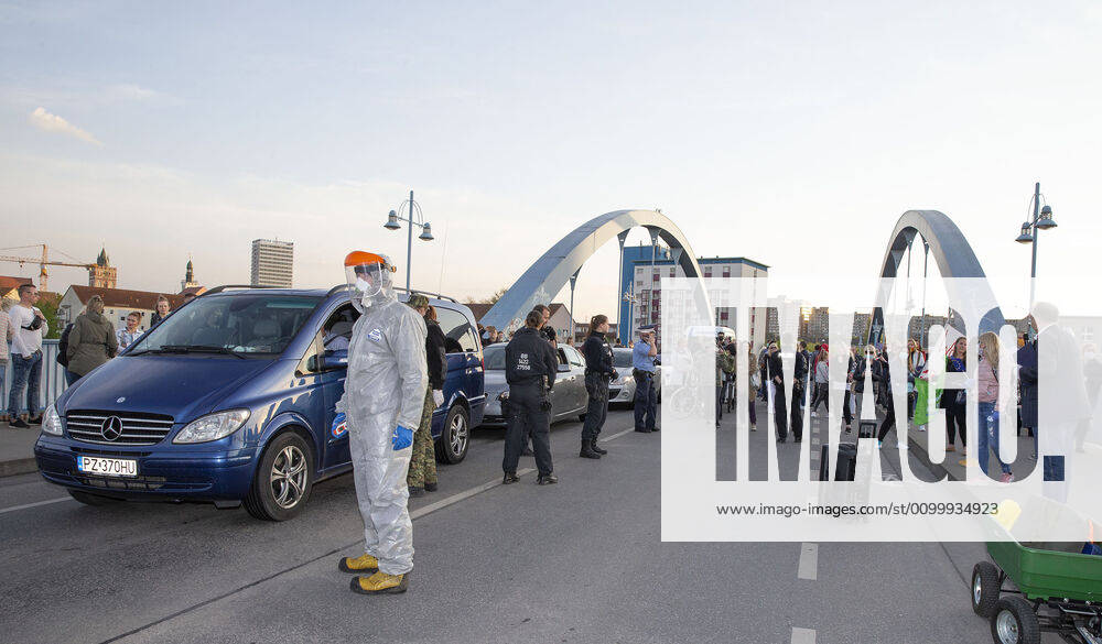 Frankfurt (Oder), 25.04.2020 - Stadtbruecke - Doppelstadt will Normalitaet - Demo unter dem Motto: Grenzen auf In Frankfurt (Oder) und Slubice versammeln sich Hunderte von Menschen an und auf der Stadtbruecke und am Oderufer. Unter der Losung: Lasst uns zur Arbeit und nach Hause forderten sie die Grenzöffnung. Es geht um Menschen, die beiderseits der Oder arbeiten, um deutsche und polnische Schueler (insgesamt ca 500 Schulpflichtige), die in Gymnasien in Frankfurt(Oder) und Schulen in Slubice lernen. Demo-Organisator Michael Kurzwelly und Krzysztof Wojciechowski (Verwaltungsdirektor des Collegium Polonicum in Slubice) verlangten in ihren Reden auf der Stadtbruecke eine neue Regelung für die Grenzregion. Ministerraesident Dietmar Woidke plaediert in seinen Ausfuehrungen vom Freitag im Brandenburgischen Landtag trotz Corona-