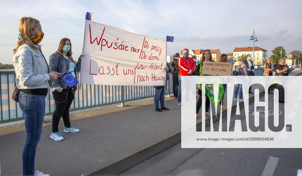 Frankfurt (Oder), 25.04.2020 - Stadtbruecke - Doppelstadt will Normalitaet - Demo unter dem Motto: Grenzen auf In Frankfurt (Oder) und Slubice versammeln sich Hunderte von Menschen an und auf der Stadtbruecke und am Oderufer. Unter der Losung: Lasst uns zur Arbeit und nach Hause forderten sie die Grenzöffnung. Es geht um Menschen, die beiderseits der Oder arbeiten, um deutsche und polnische Schueler (insgesamt ca 500 Schulpflichtige), die in Gymnasien in Frankfurt(Oder) und Schulen in Slubice lernen. Demo-Organisator Michael Kurzwelly und Krzysztof Wojciechowski (Verwaltungsdirektor des Collegium Polonicum in Slubice) verlangten in ihren Reden auf der Stadtbruecke eine neue Regelung für die Grenzregion. Ministerraesident Dietmar Woidke plaediert in seinen Ausfuehrungen vom Freitag im Brandenburgischen Landtag trotz Corona-