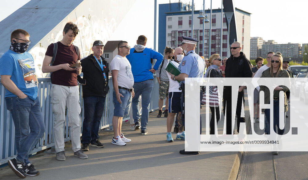 Frankfurt (Oder), 25.04.2020 - Stadtbruecke - Doppelstadt will Normalitaet - Demo unter dem Motto: Grenzen auf In Frankfurt (Oder) und Slubice versammeln sich Hunderte von Menschen an und auf der Stadtbruecke und am Oderufer. Unter der Losung: Lasst uns zur Arbeit und nach Hause forderten sie die Grenzöffnung. Es geht um Menschen, die beiderseits der Oder arbeiten, um deutsche und polnische Schueler (insgesamt ca 500 Schulpflichtige), die in Gymnasien in Frankfurt(Oder) und Schulen in Slubice lernen. Demo-Organisator Michael Kurzwelly und Krzysztof Wojciechowski (Verwaltungsdirektor des Collegium Polonicum in Slubice) verlangten in ihren Reden auf der Stadtbruecke eine neue Regelung für die Grenzregion. Ministerraesident Dietmar Woidke plaediert in seinen Ausfuehrungen vom Freitag im Brandenburgischen Landtag trotz Corona-