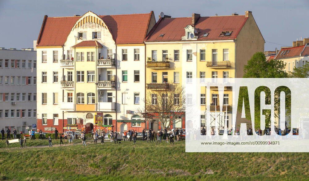 Frankfurt (Oder), 25.04.2020 - Stadtbruecke - Doppelstadt will Normalitaet - Demo unter dem Motto: Grenzen auf In Frankfurt (Oder) und Slubice versammeln sich Hunderte von Menschen an und auf der Stadtbruecke und am Oderufer. Unter der Losung: Lasst uns zur Arbeit und nach Hause forderten sie die Grenzöffnung. Es geht um Menschen, die beiderseits der Oder arbeiten, um deutsche und polnische Schueler (insgesamt ca 500 Schulpflichtige), die in Gymnasien in Frankfurt(Oder) und Schulen in Slubice lernen. Demo-Organisator Michael Kurzwelly und Krzysztof Wojciechowski (Verwaltungsdirektor des Collegium Polonicum in Slubice) verlangten in ihren Reden auf der Stadtbruecke eine neue Regelung für die Grenzregion. Ministerraesident Dietmar Woidke plaediert in seinen Ausfuehrungen vom Freitag im Brandenburgischen Landtag trotz Corona-