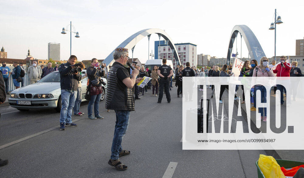 Frankfurt (Oder), 25.04.2020 - Stadtbruecke - Doppelstadt will Normalitaet - Demo unter dem Motto: Grenzen auf In Frankfurt (Oder) und Slubice versammeln sich Hunderte von Menschen an und auf der Stadtbruecke und am Oderufer. Unter der Losung: Lasst uns zur Arbeit und nach Hause forderten sie die Grenzöffnung. Es geht um Menschen, die beiderseits der Oder arbeiten, um deutsche und polnische Schueler (insgesamt ca 500 Schulpflichtige), die in Gymnasien in Frankfurt(Oder) und Schulen in Slubice lernen. Demo-Organisator Michael Kurzwelly und Krzysztof Wojciechowski (Verwaltungsdirektor des Collegium Polonicum in Slubice) verlangten in ihren Reden auf der Stadtbruecke eine neue Regelung für die Grenzregion. Ministerraesident Dietmar Woidke plaediert in seinen Ausfuehrungen vom Freitag im Brandenburgischen Landtag trotz Corona-