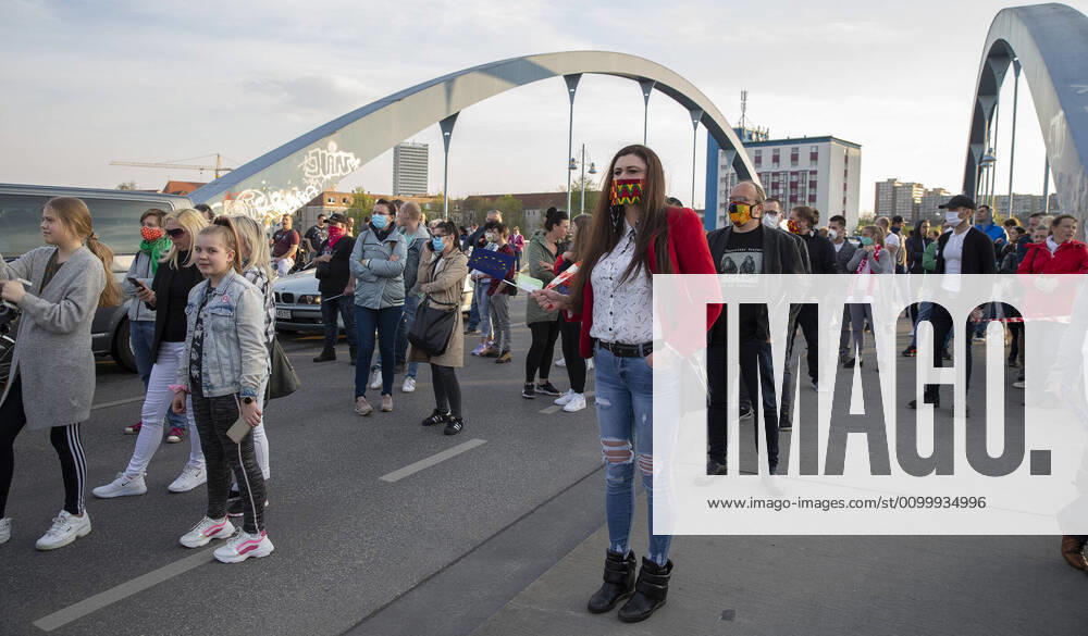 Frankfurt (Oder), 25.04.2020 - Stadtbruecke - Doppelstadt will Normalitaet - Demo unter dem Motto: Grenzen auf In Frankfurt (Oder) und Slubice versammeln sich Hunderte von Menschen an und auf der Stadtbruecke und am Oderufer. Unter der Losung: Lasst uns zur Arbeit und nach Hause forderten sie die Grenzöffnung. Es geht um Menschen, die beiderseits der Oder arbeiten, um deutsche und polnische Schueler (insgesamt ca 500 Schulpflichtige), die in Gymnasien in Frankfurt(Oder) und Schulen in Slubice lernen. Demo-Organisator Michael Kurzwelly und Krzysztof Wojciechowski (Verwaltungsdirektor des Collegium Polonicum in Slubice) verlangten in ihren Reden auf der Stadtbruecke eine neue Regelung für die Grenzregion. Ministerraesident Dietmar Woidke plaediert in seinen Ausfuehrungen vom Freitag im Brandenburgischen Landtag trotz Corona-