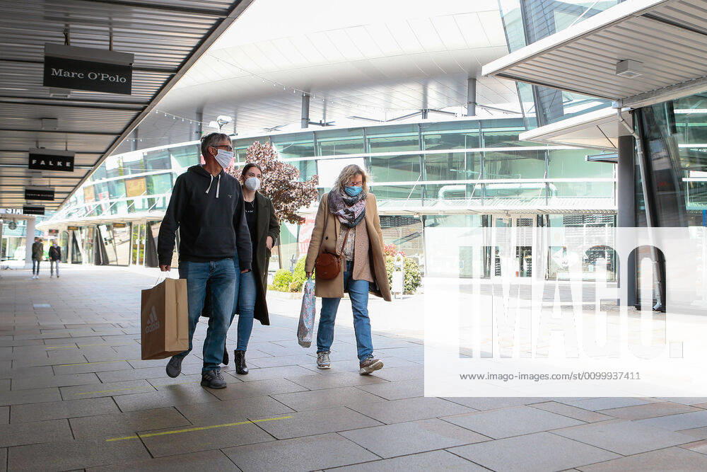 Consequences of the Corona Virus in Wolfsburg, customers with masks in the Designer Outlet Wolfsburg DOW, Outlet Center In Wolfsburg, it is mandatory to wear a mask that covers mouth and nose in all shops and on buses Symbol photo Mouth protection, mouth protection, mask, mask obligation, shopping, consumption, economy, shopping Wolfsburg