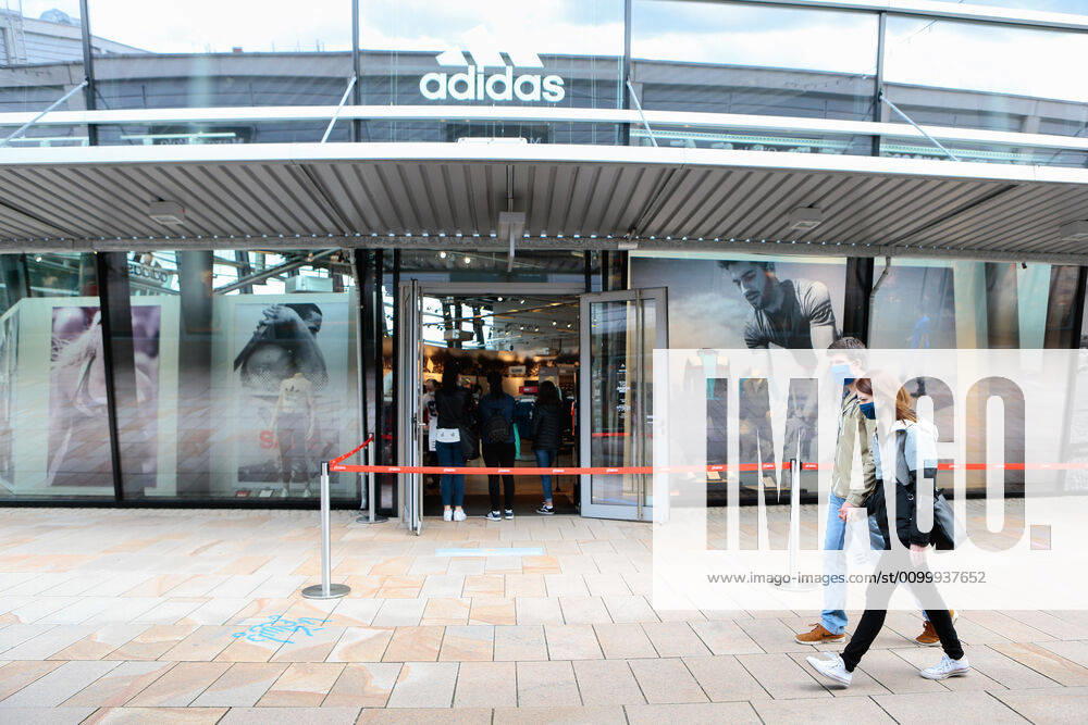 Consequences of the Corona Virus in Wolfsburg, customers with masks at Designer Outlet Wolfsburg DOW, Outlet Center In Wolfsburg, it is mandatory to wear a mask that covers mouth and nose in all shops and buses Wolfsburg