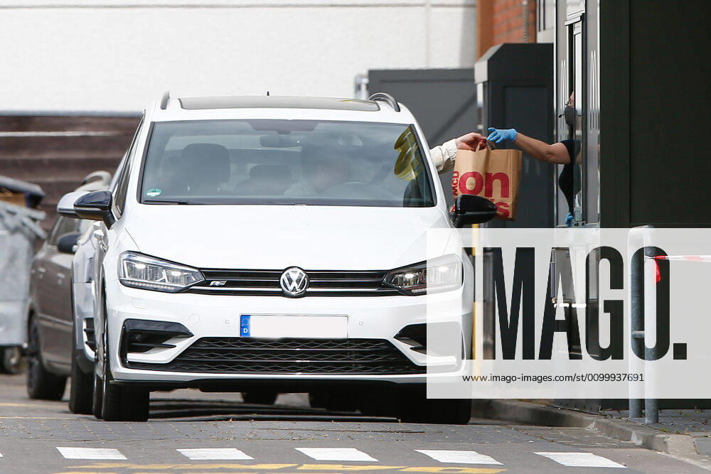 aftermath of the Corona Virus in Wolfsburg, out-of-home sales at McDonalds Like all other restaurants and inns, McDonalds and Burger King are only allowed to sell their food for take-away outside the premises.