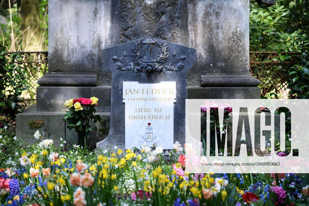 Hamburg 25 04 2019, Almost four months after his death, Jan Fedder received a gravestone in Ohlsdorf cemetery A white marble slab has been placed on the stone, his date of birth and his date of death as well as the romant