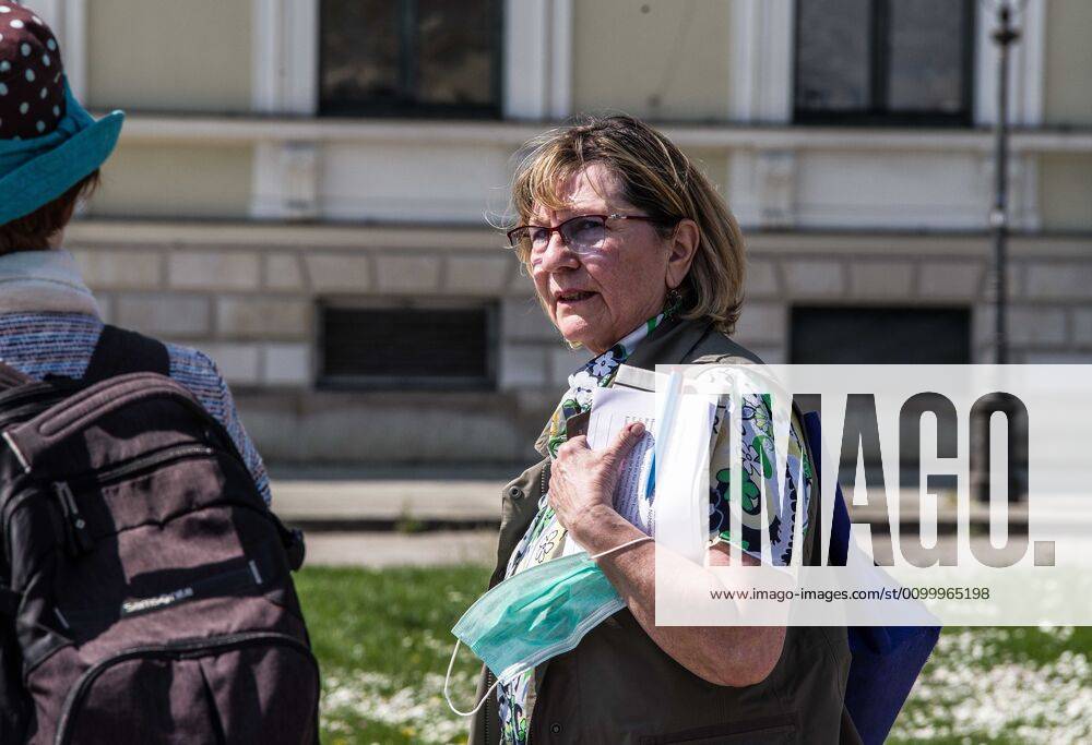 The Verfassungsschutz-monitored Birgit Weissmann, formerly of Pegida Munich, who made an appearance at a QAnon-like demos with far right filmer Georg Hoehenleiter. Organized in Telegram chats by conspiratorial Ã¢â‚¬oeQuerfrontÃ¢â‚¬Â (cross-front) groups, the city of Munich, Germany saw numerous QAnon-like, Ã¢â‚¬oeCorona PartiesÃ¢â‚¬Â as under mottos such as Ã¢â‚¬oeDemonstration fuer die Erhaltung der GrundrechteÃ¢â‚¬Â (Demonstration for the Upholding of Basic Rights) and Ã¢â‚¬oeFuer unsere Freiheit, unsere Grundrechte und unsere SelbstbestimmungÃ¢â‚¬Â (Demonstration for our Freedom, Basic Rights, and Self-Determination). Numerous right-extremists, Verfassungsschutz-monitored figures, QAnon fans, and AfD politicians were in attendance. The groups are of the belief that the anti-Coronavirus me - ZUMAb160 20200425_zbp_b160_003