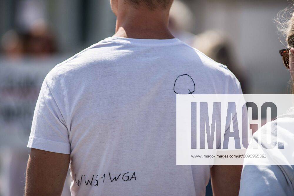 A follower of the QAnon conspiracies at a demo in Munich, Germany. Organized in Telegram chats by conspiratorial â€oeQuerfront†(cross-front) groups, the city of Munich, Germany saw numerous QAnon-like, â€oeCorona Parties†as under mottos such as â€oeDemonstration fuer die Erhaltung der Grundrechte†(Demonstration for the Upholding of Basic Rights) and â€oeFuer unsere Freiheit, unsere Grundrechte und unsere Selbstbestimmung†(Demonstration for our Freedom, Basic Rights, and Self-Determination). Numerous right-extremists, Verfassungsschutz-monitored figures, QAnon fans, and AfD politicians were in attendance. The groups are of the belief that the anti-Coronavirus measures are power-grabs. Querfront groups are often a mix of political outliers, AfD members, - ZUMAb160 20200425_zbp_b160_013