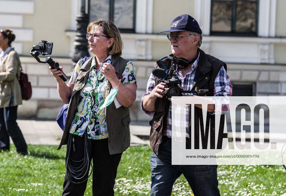 The Verfassungsschutz-monitored Birgit Weissmann, formerly of Pegida Munich, who made an appearance at a QAnon-like demos with far right filmer Georg Hoehenleiter. Organized in Telegram chats by conspiratorial â€oeQuerfront†(cross-front) groups, the city of Munich, Germany saw numerous QAnon-like, â€oeCorona Parties†as under mottos such as â€oeDemonstration fuer die Erhaltung der Grundrechte†(Demonstration for the Upholding of Basic Rights) and â€oeFuer unsere Freiheit, unsere Grundrechte und unsere Selbstbestimmung†(Demonstration for our Freedom, Basic Rights, and Self-Determination). Numerous right-extremists, Verfassungsschutz-monitored figures, QAnon fans, and AfD politicians were in attendance. The groups are of the belief that the anti-Coronavirus me - ZUMAb160 20200425_zbp_b160_019