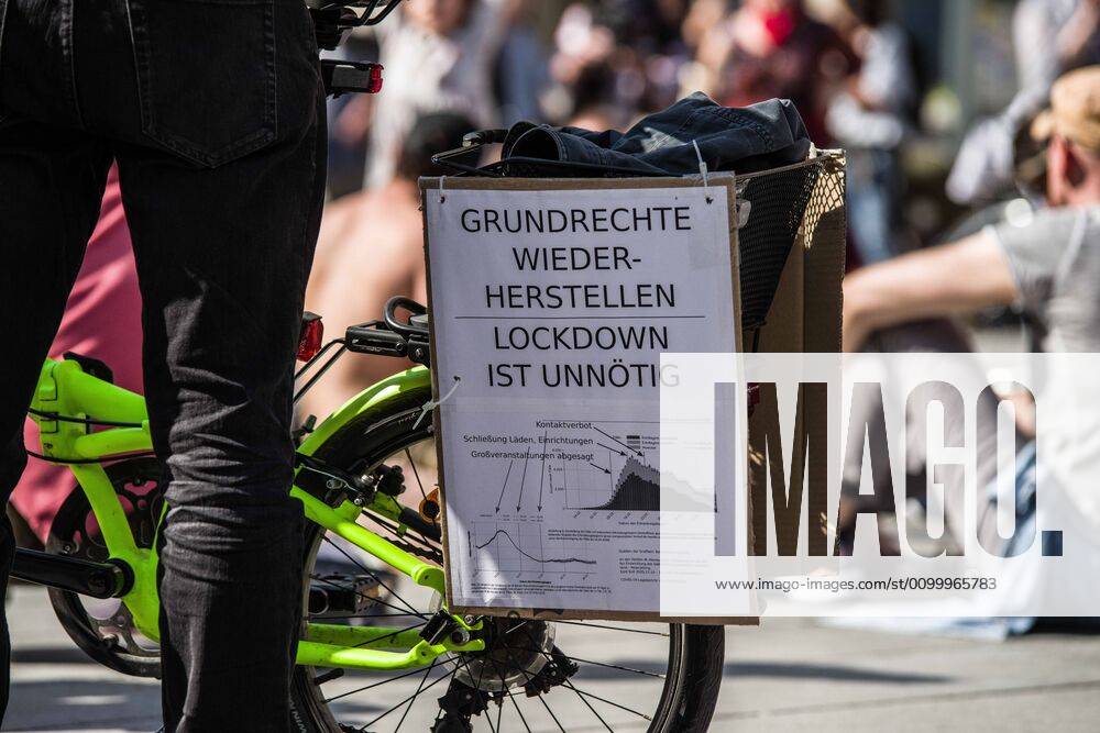 Reinstate basic rights, the lockdown is unnecessary displayed at a QAnon-like demo in Munich, Germany. Organized in Telegram chats by conspiratorial â€oeQuerfront†(cross-front) groups, the city of Munich, Germany saw numerous anti-state â€oeCorona Parties†as under mottos such as â€oeDemonstration fuer die Erhaltung der Grundrechte†(Demonstration for the Upholding of Basic Rights) and â€oeFuer unsere Freiheit, unsere Grundrechte und unsere Selbstbestimmung†(Demonstration for our Freedom, Basic Rights, and Self-Determination). Numerous right-extremists, Verfassungsschutz-monitored figures, QAnon fans, and AfD politicians were in attendance. The groups are of the belief that the anti-Coronavirus measures are power-grabs. Querfront groups are often a mi - ZUMAb160 20200425_zbp_b160_036