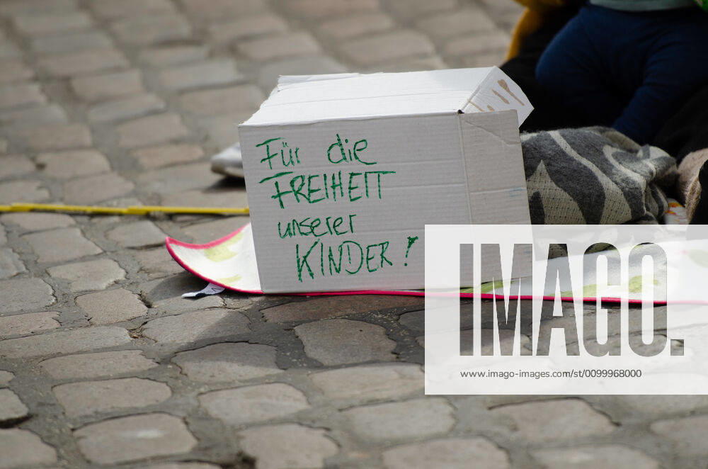 Lockdown immediately end demonstration on Südermarkt in Flensburg The Communication Centre for Democratic Resistance is holding a demonstration on 25 04 2020 in Flensburg on Südermarkt, city centre cardboard box with the inscription Fü die Freiheit unserer Kinder