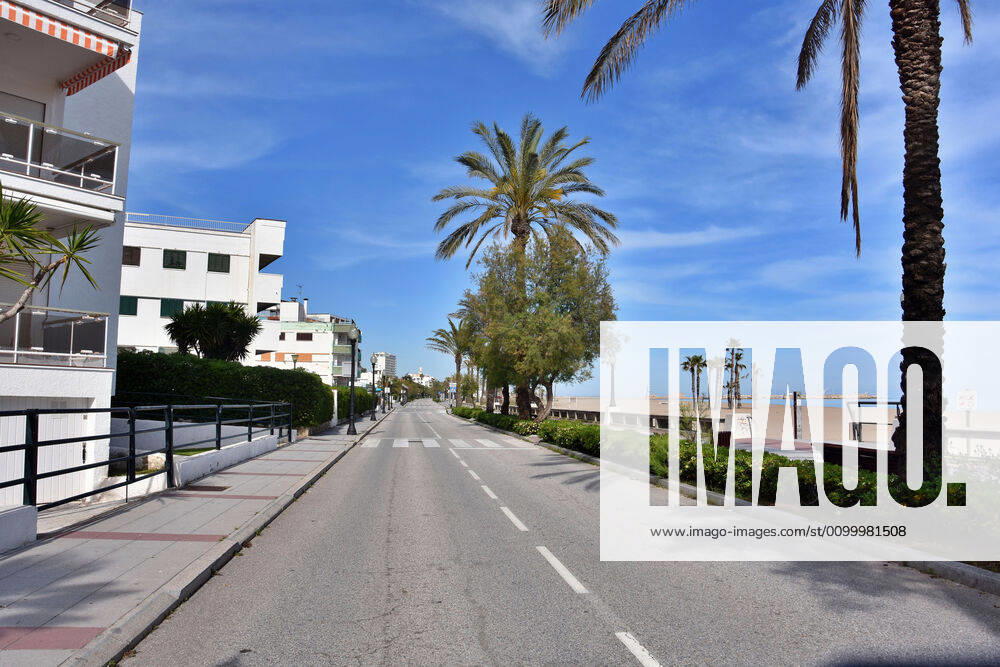 Deserted Paseo Marina Blanca in the town of Vendrell Tarragona during confinement..43 days since the government of Spain decreed the state of alarm and confinement due to the health crisis of Covid-19, empty beaches, empty streets of the coastal towns of the province of Tarragona as well as motorways without vehicles are the scenes of the day. Vendrell Spain - ZUMAs197 20200425_zaa_s197_117