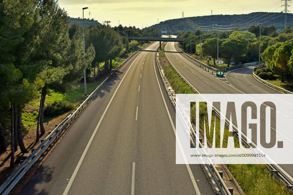 The C-32 motorway completely empty during confinement..43 days since the government of Spain decreed the state of alarm and confinement due to the health crisis of Covid-19, empty beaches, empty streets of the coastal towns of the province of Tarragona as well as motorways without vehicles are the scenes of the day. Calafell Spain - ZUMAs197 20200425_zaa_s197_119
