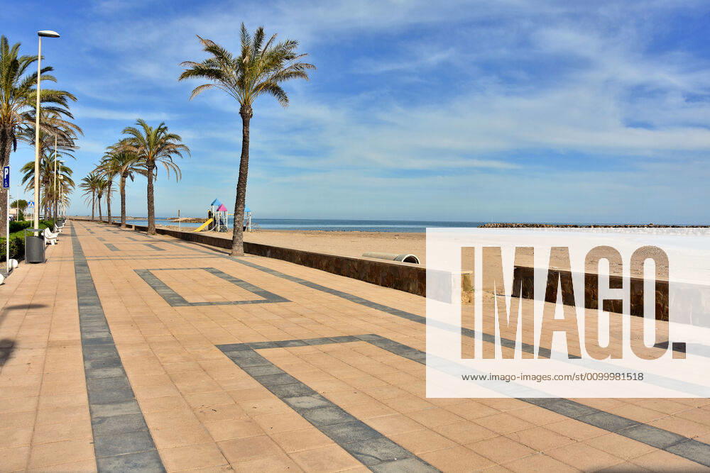 Paseo Maritimo street and the access to the beach deserted during confinement..43 days since the government of Spain decreed the state of alarm and confinement due to the health crisis of Covid-19, empty beaches, empty streets of the coastal towns of the province of Tarragona as well as motorways without vehicles are the scenes of the day. Cunit Spain - ZUMAs197 20200425_zaa_s197_120
