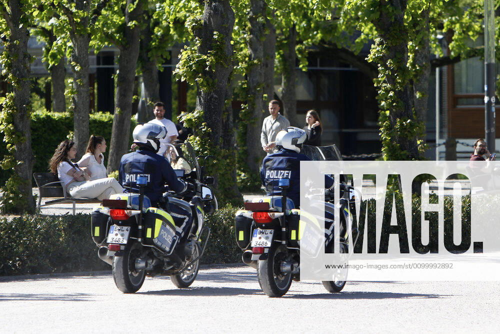 A police patrol of the Baden Württemberg State Police checks the compliance with the contact prohibitions and minimum distances on the Schlossplatz in the city centre of Karlsruhe, Baden Württemberg, Bavaria, Germany