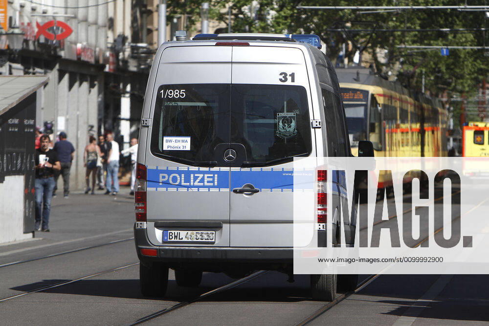A police patrol of the Baden Württemberg state police checks the compliance with the contact prohibitions and minimum distances on the shopping street and pedestrian zone Kaiserstraße in the city centre of Karlsruhe, Baden Württemberg, Bavaria, Germany