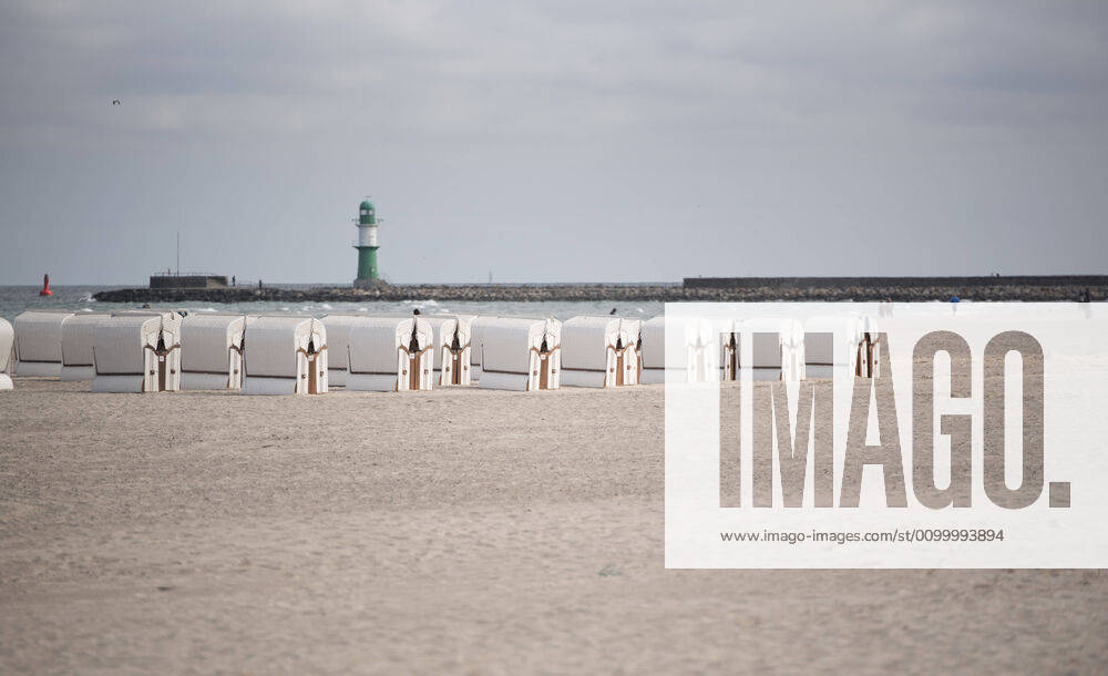 The empty Baltic Sea beach on Sunday in Rostock Warnemünde, Mecklenburg Vorpommern Rostock Waenemünde