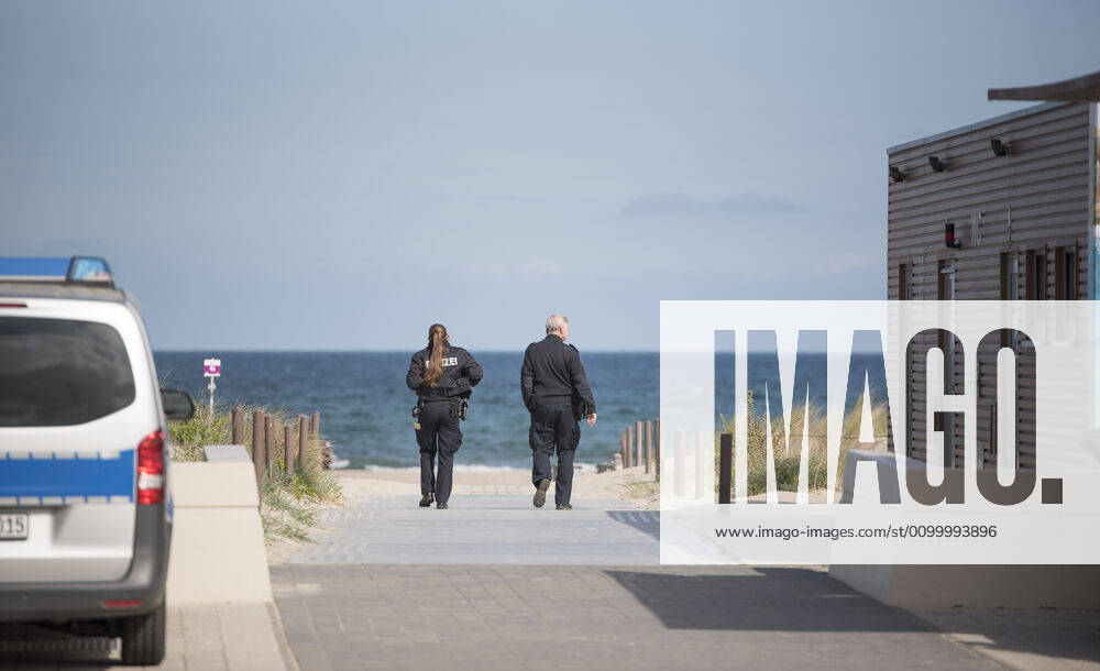 Police patrol on the Baltic Sea beach on Sunday in Rostock Warnemünde, Mecklenburg Vorpommern Rostock Waenemünde