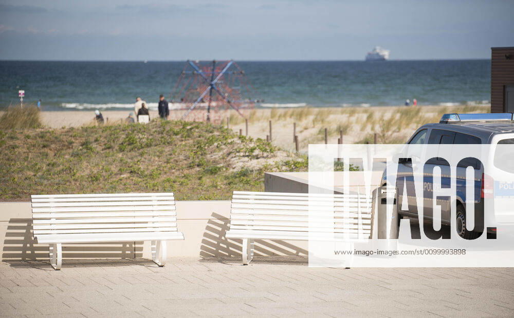 The empty Baltic Sea beach on Sunday in Rostock Warnemünde, Mecklenburg Vorpommern Rostock Waenemünde