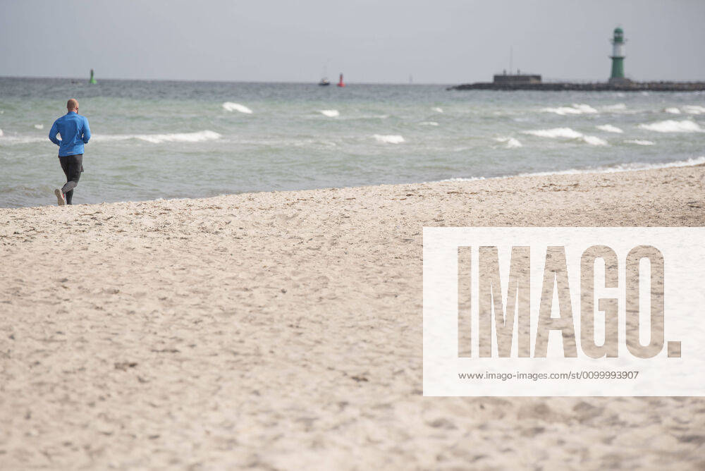 The empty Baltic Sea beach on Sunday in Rostock Warnemünde, Mecklenburg Vorpommern Rostock Waenemünde