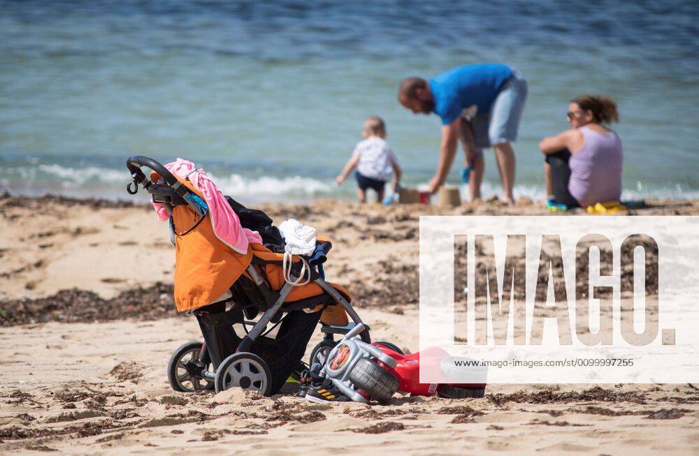 A family enjoy in a beach of Palma, Balearics, Spain, 26 April 2020, on the first day in which minors are allowed an hour a day walk since lockdown was ordered in Spain 43 days ago in an attempt to flatten the coronavirus curve. Minors allowed an hour a day walk during lockdown !ACHTUNG: NUR REDAKTIONELLE NUTZUNG!