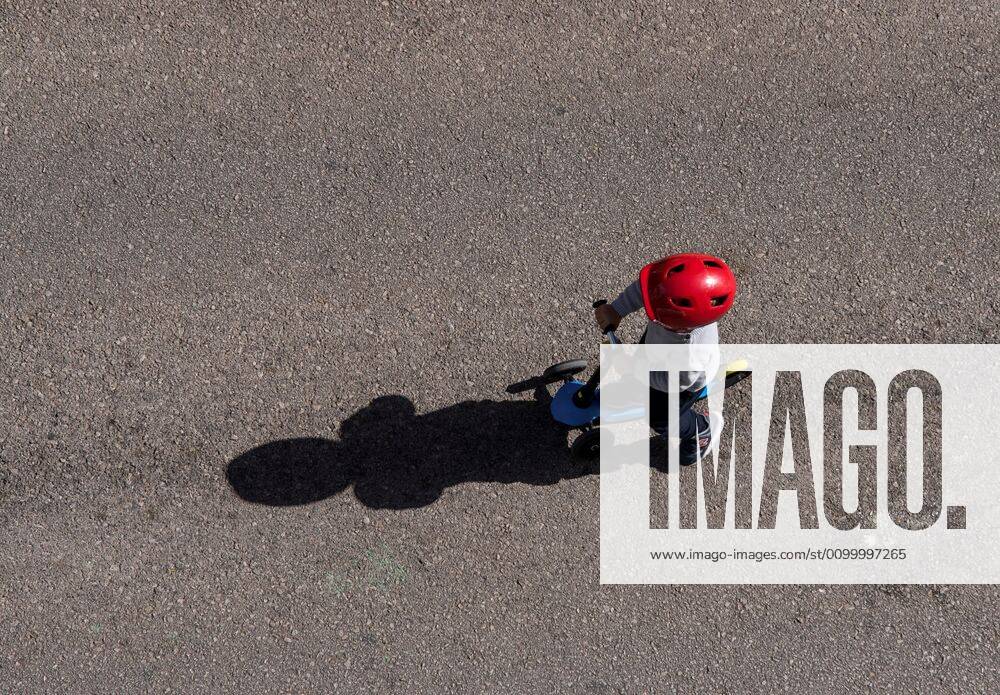 A boy enjoys with his scooter in Palma, Balearics, Spain, 26 April 2020, on the first day in which minors are allowed an hour a day walk since lockdown was ordered in Spain 43 days ago in an attempt to flatten the coronavirus curve. Minors allowed an hour a day walk during lockdown !ACHTUNG: NUR REDAKTIONELLE NUTZUNG!
