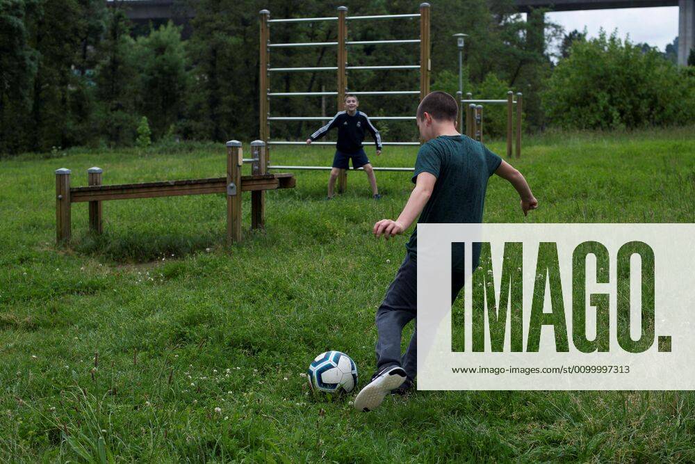 Two kids play soccer in Barbadas, Orense, Spain, 26 April 2020, on the first day in which minors are allowed an hour a day walk since lockdown was ordered in Spain 43 days ago in an attempt to flatten the coronavirus curve. Minors allowed an hour a day walk during lockdown !ACHTUNG: NUR REDAKTIONELLE NUTZUNG!
