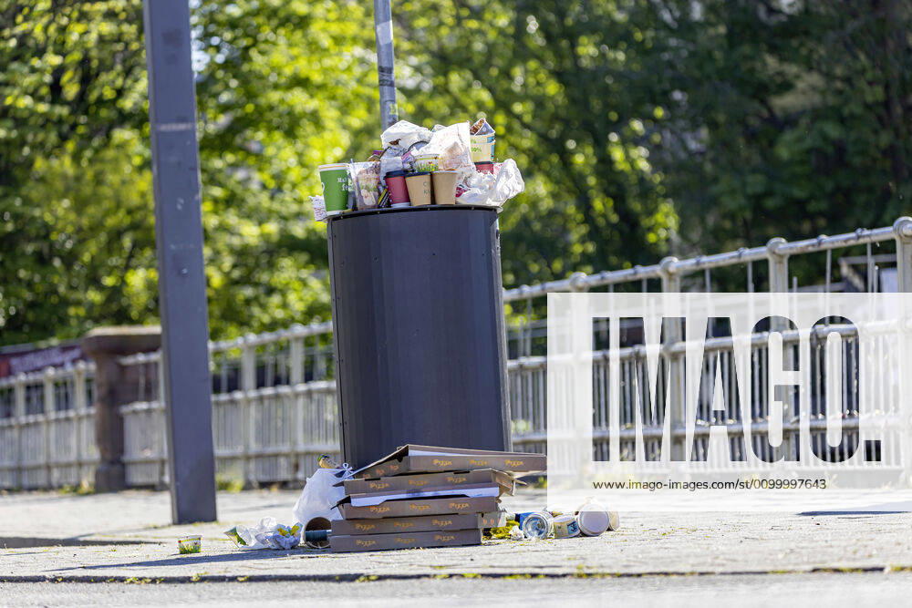 DEU, Germany, Baden Württemberg, Esslingen, 26 04 2020 Take away instead of going to a restaurant The out-of-home sale during the Corona crisis is causing the mountains of waste in the cities to grow