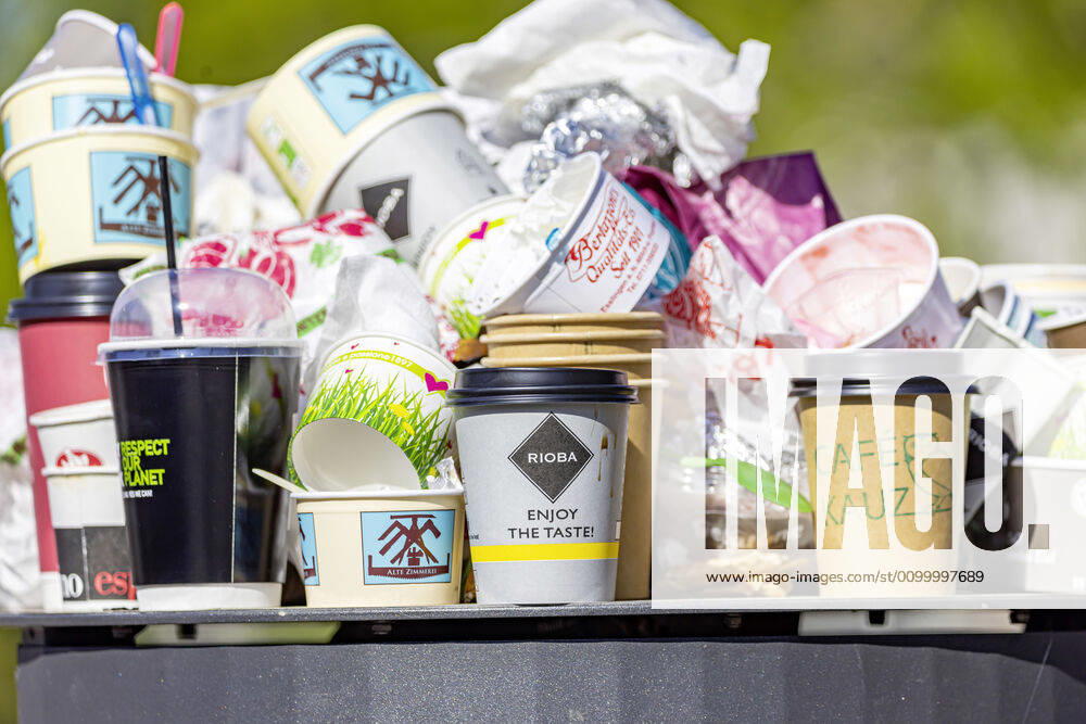 DEU, Germany, Baden Württemberg, Esslingen, 26 04 2020 Take away instead of going to a restaurant The out-of-home sale during the Corona crisis is causing the mountains of waste in the cities to grow