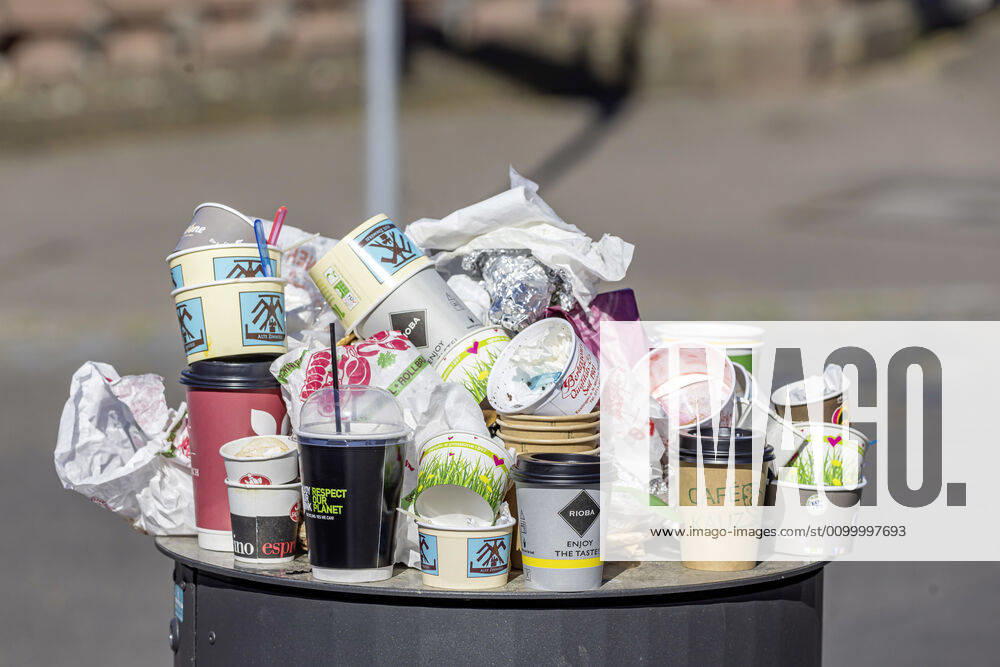DEU, Germany, Baden Württemberg, Esslingen, 26 04 2020 Take away instead of going to a restaurant The out-of-home sale during the Corona crisis is causing the mountains of waste in the cities to grow