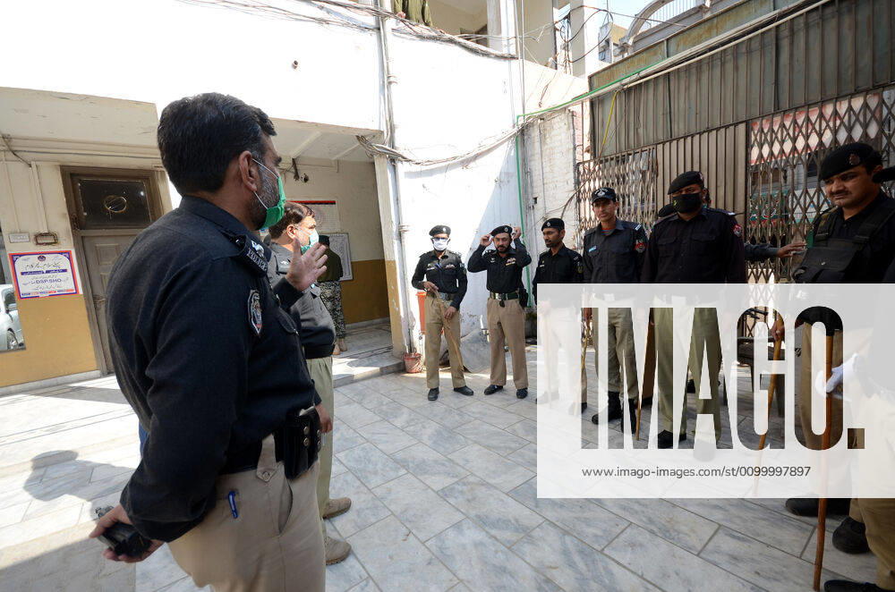 Pakistan: Police officials closing shops Police officials closing shops in the city for precautionary measures to prevent corona virus. Authorities appealed for people to avoid public gatherings to curb the spread of the corona virus and close shops until four o clock in the month of Ramadan. Peshawar Khyber Pakhtunkhwa Pakistan