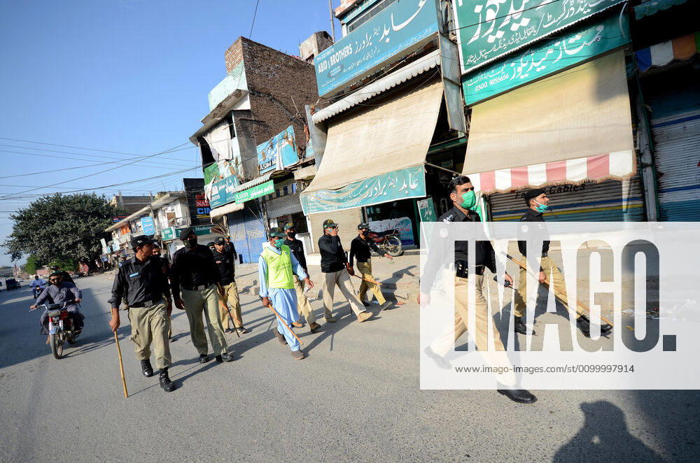 Pakistan: Police officials closing shops Police officials closing shops in the city for precautionary measures to prevent corona virus. Authorities appealed for people to avoid public gatherings to curb the spread of the corona virus and close shops until four o clock in the month of Ramadan. Peshawar Khyber Pakhtunkhwa Pakistan